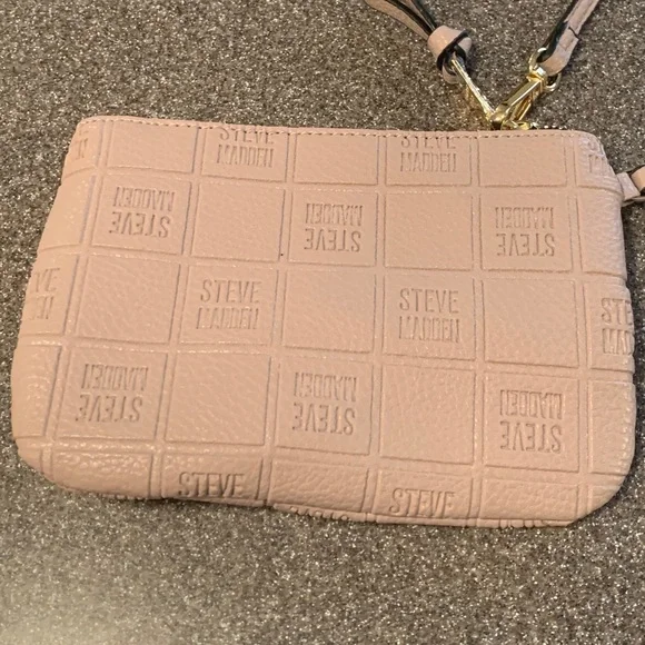 Steve Madden Wristlet / Purse! Brand New…Label & Zipper still covered in plastic - Picture 2 of 13